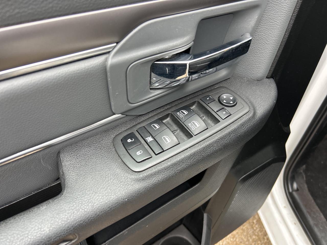 2022 RAM 1500 Classic SLT  CREW   V8   4X4 Photo