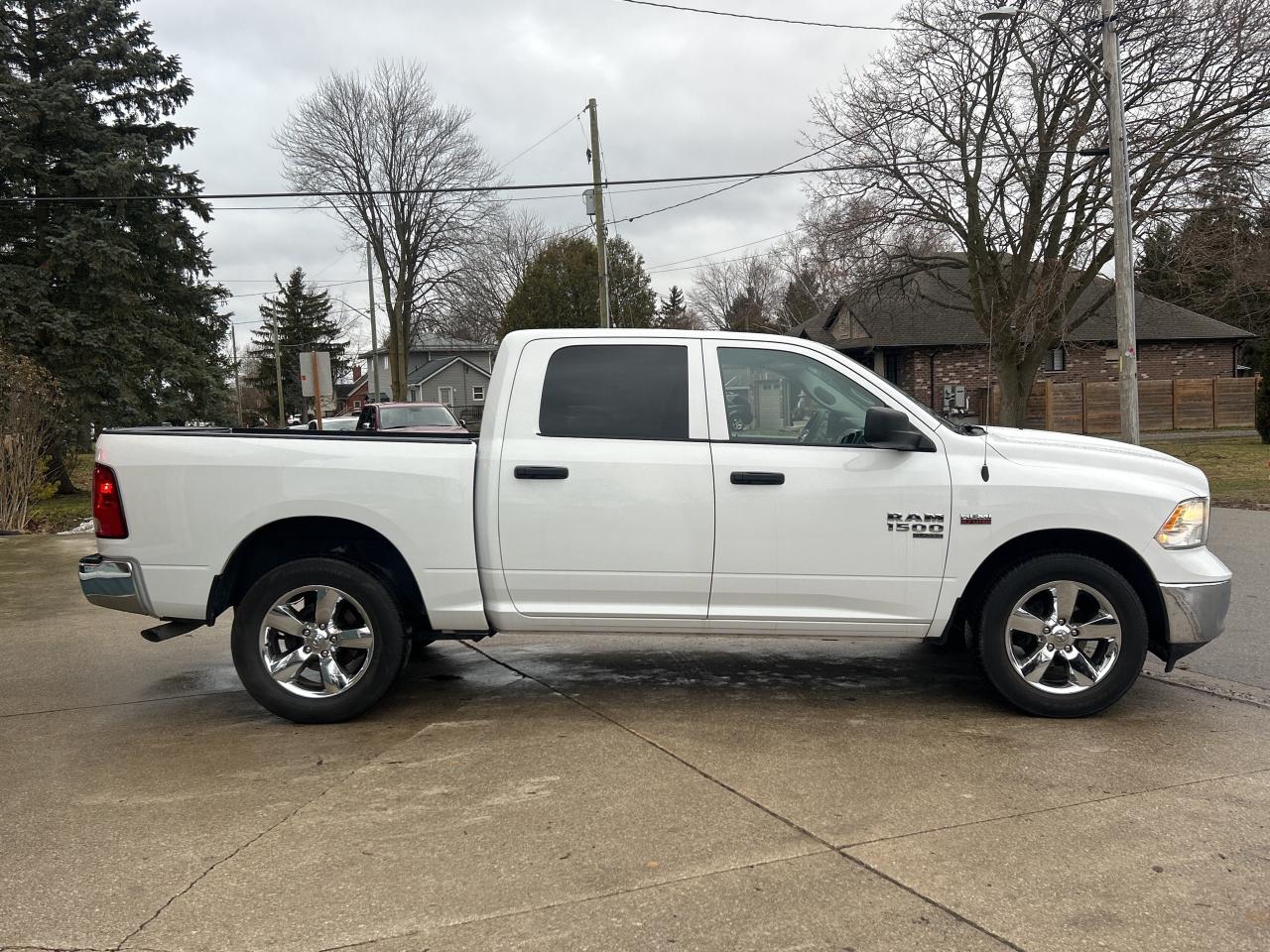 2022 RAM 1500 Classic SLT  CREW   V8   4X4 Photo2