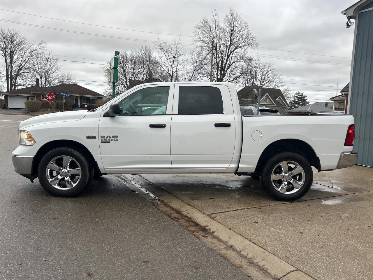 2022 RAM 1500 Classic SLT  CREW   V8   4X4 Photo