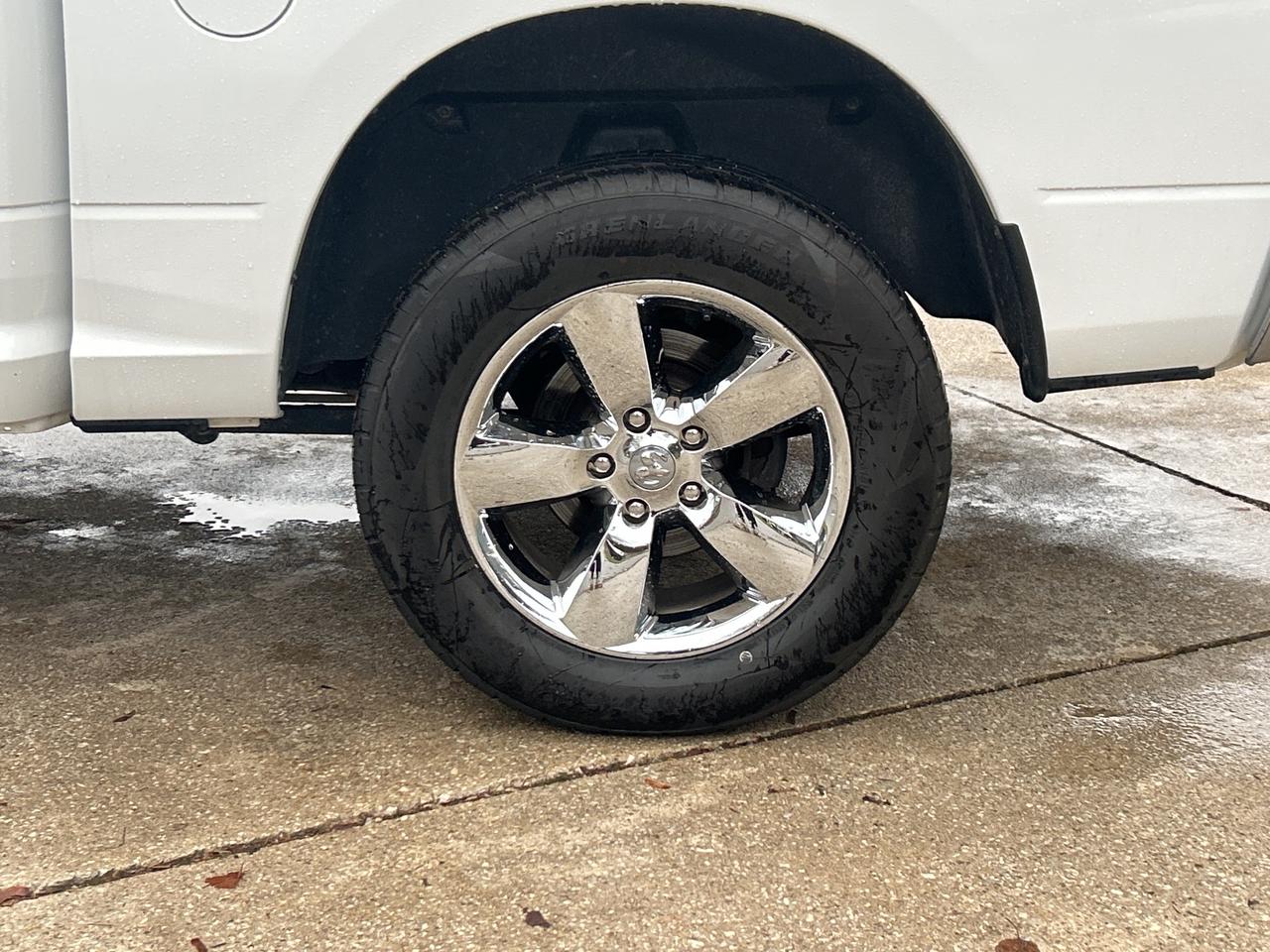 2022 RAM 1500 Classic SLT  CREW   V8   4X4 Photo