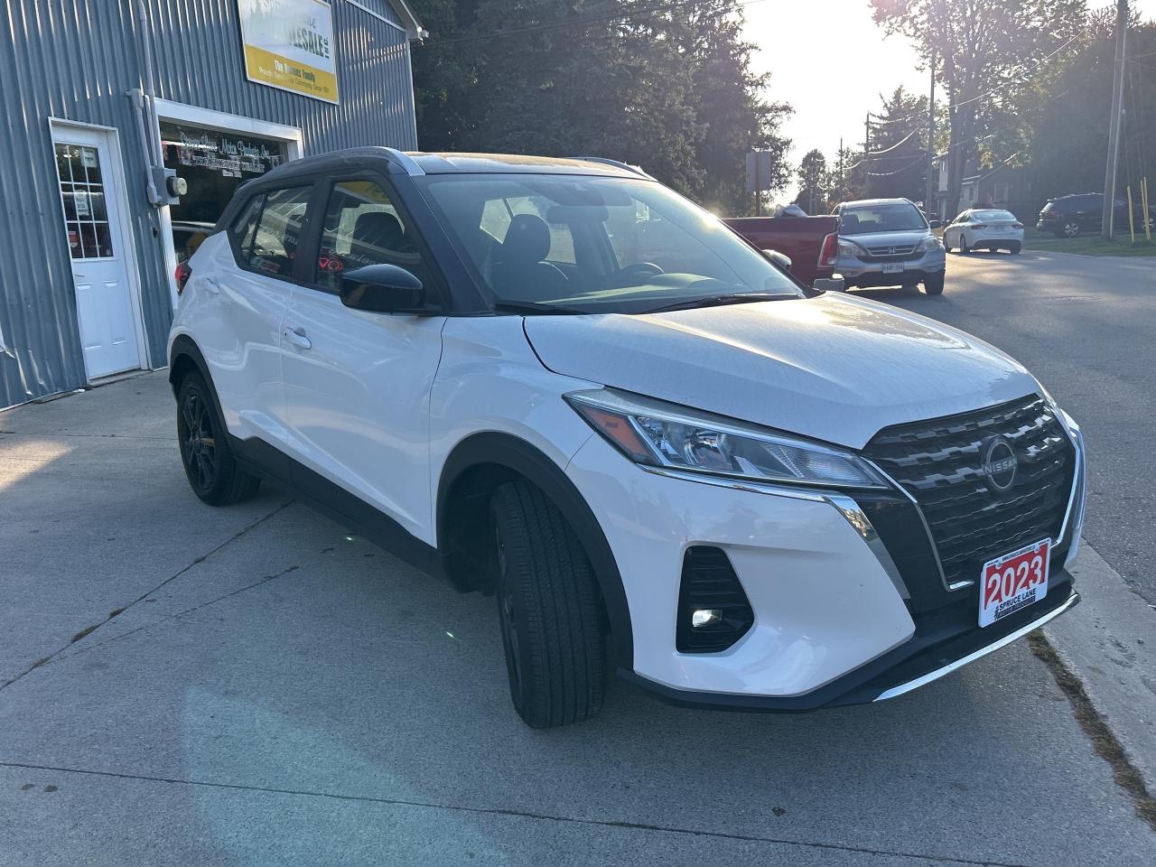 2023 Nissan Kicks SV  ** BLACK TOP ** Photo