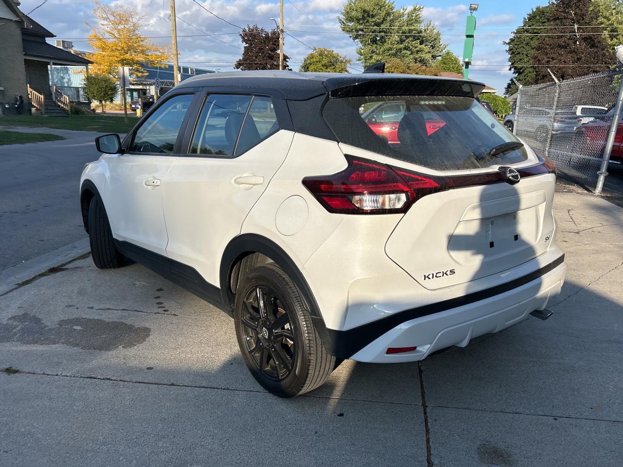 2023 Nissan Kicks SV  ** BLACK TOP ** Photo