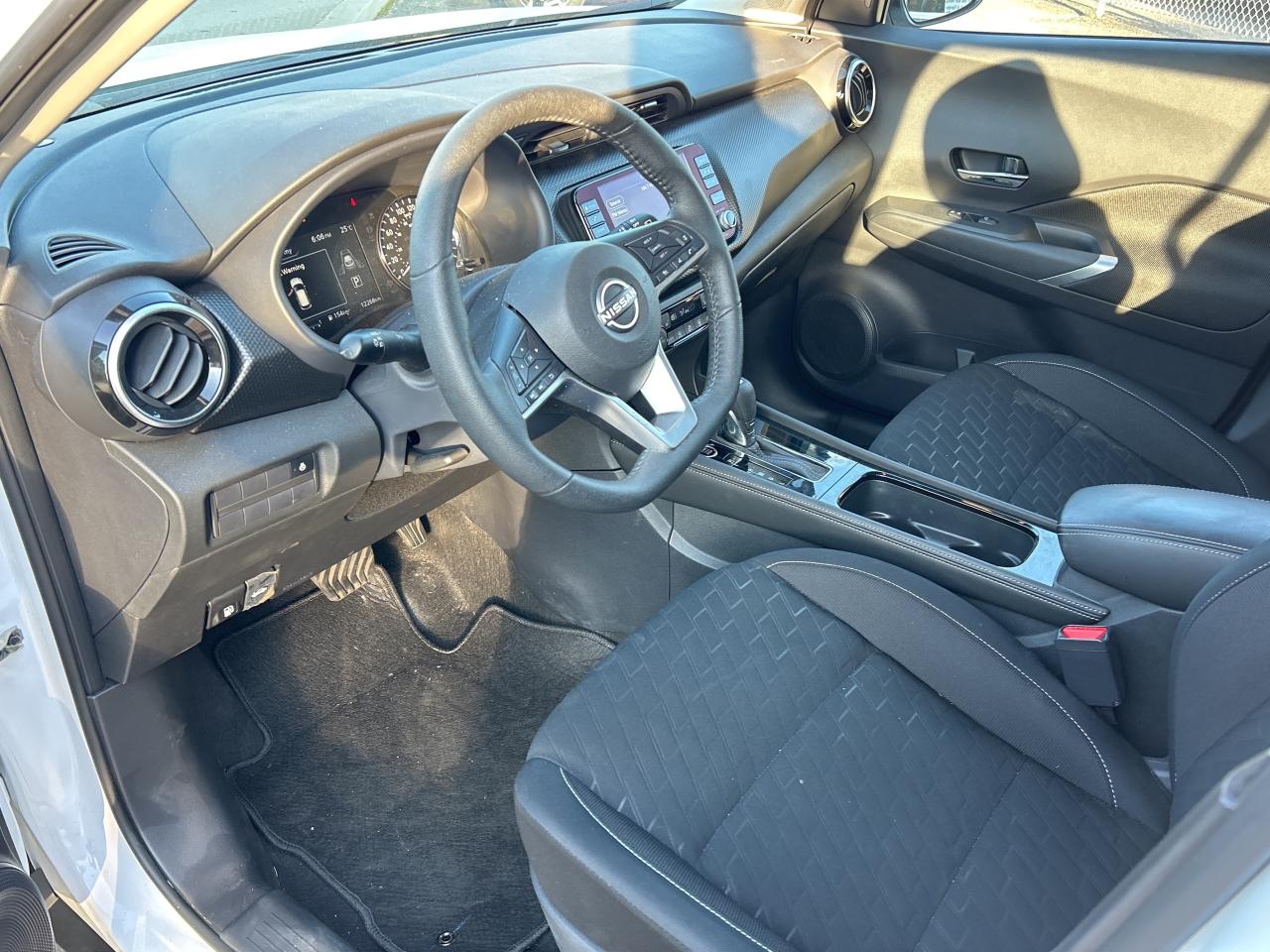 2023 Nissan Kicks SV  ** BLACK TOP ** Photo