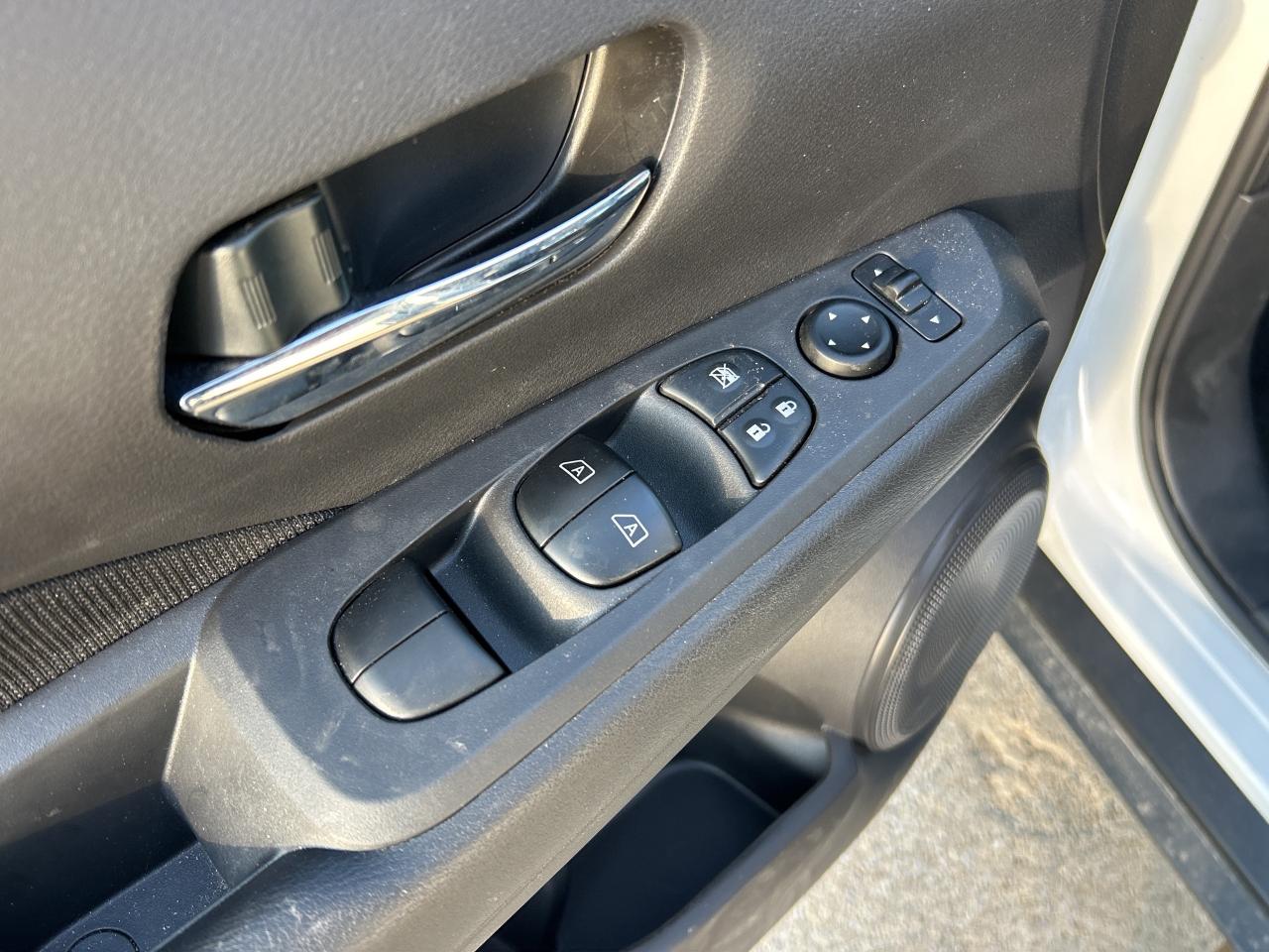 2023 Nissan Kicks SV  ** BLACK TOP ** Photo