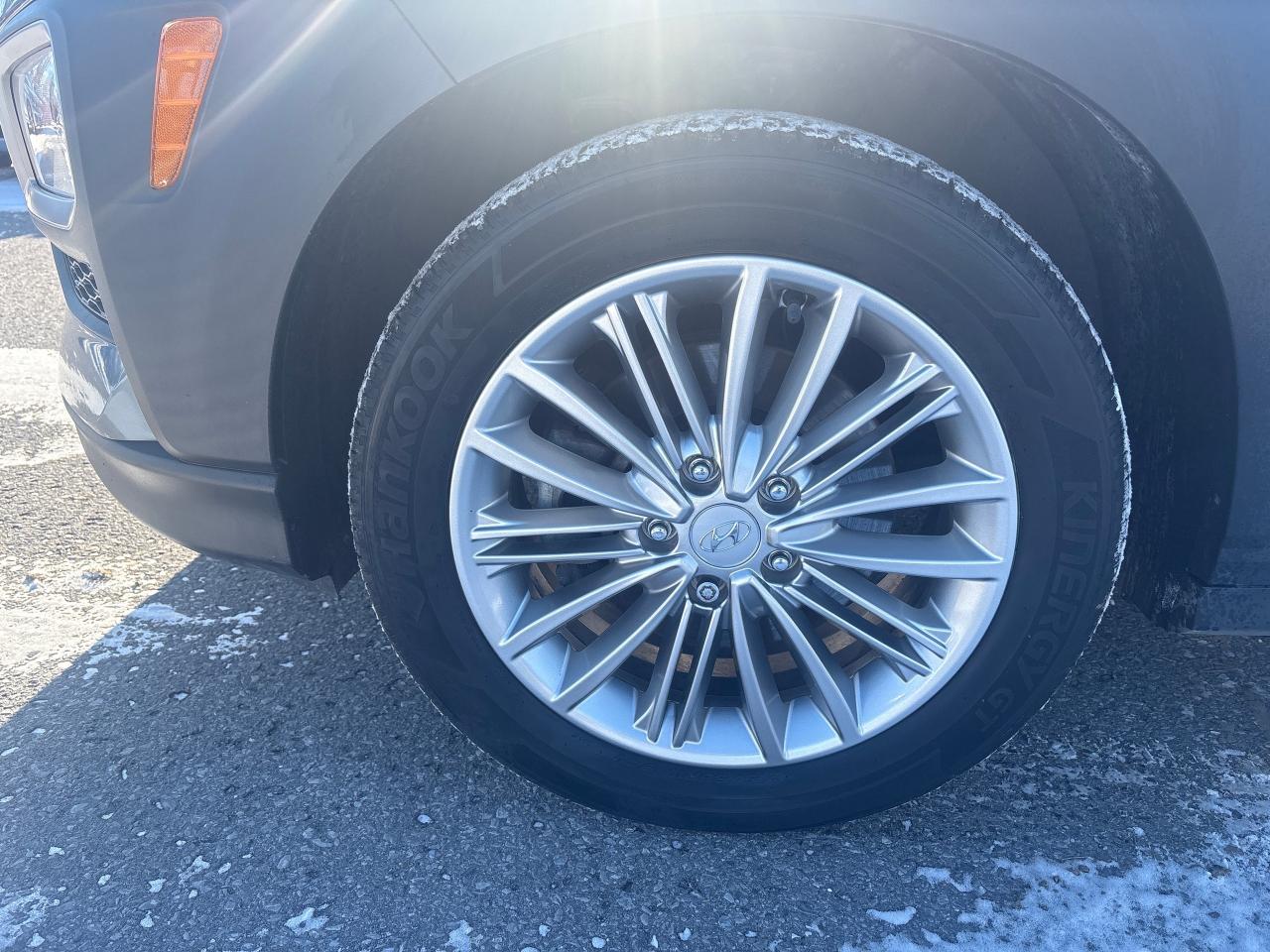 2021 Hyundai KONA Luxury  AWD + Sunroof + 1 Owner Photo4