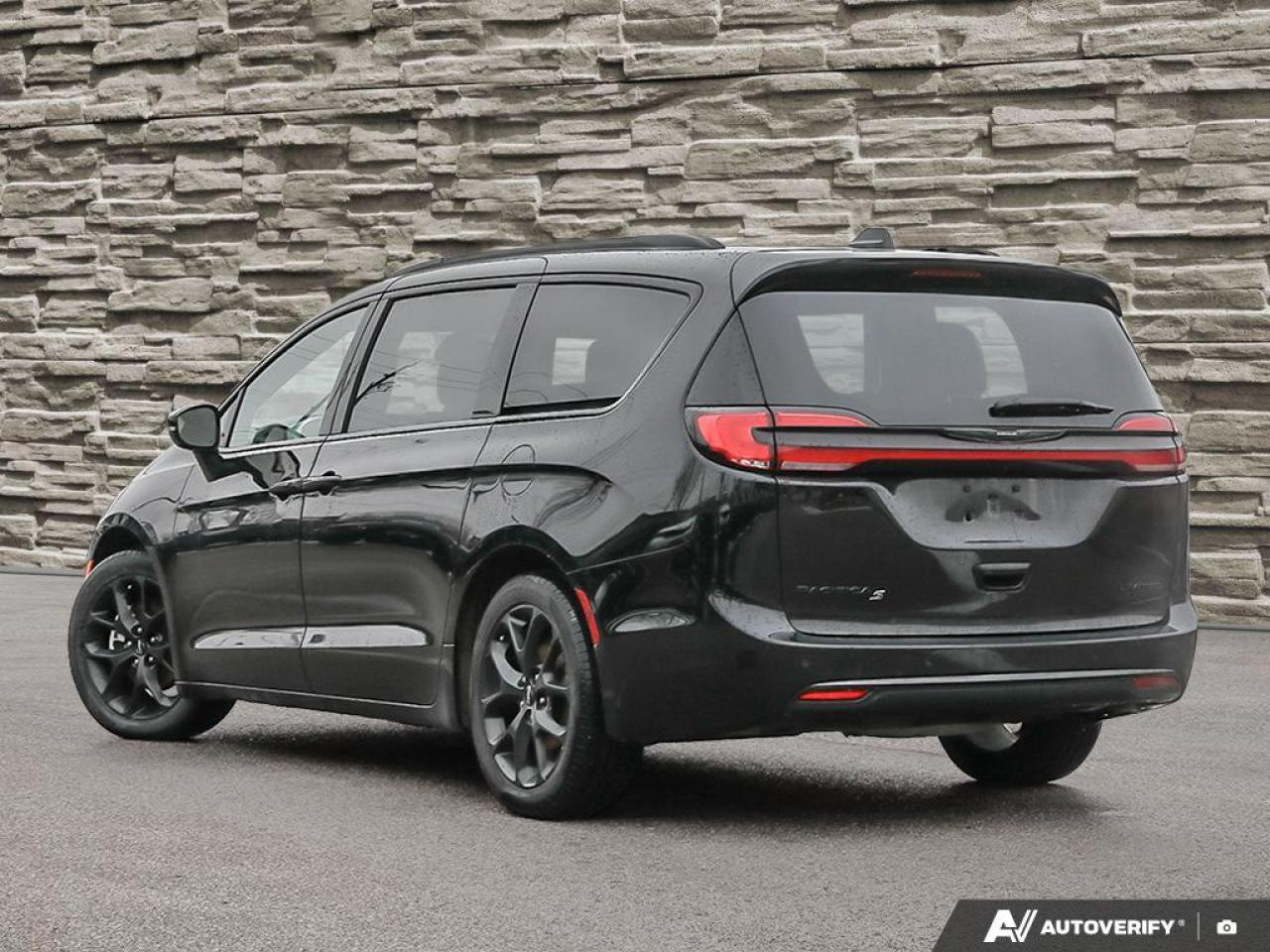 2025 Chrysler Pacifica  Photo3