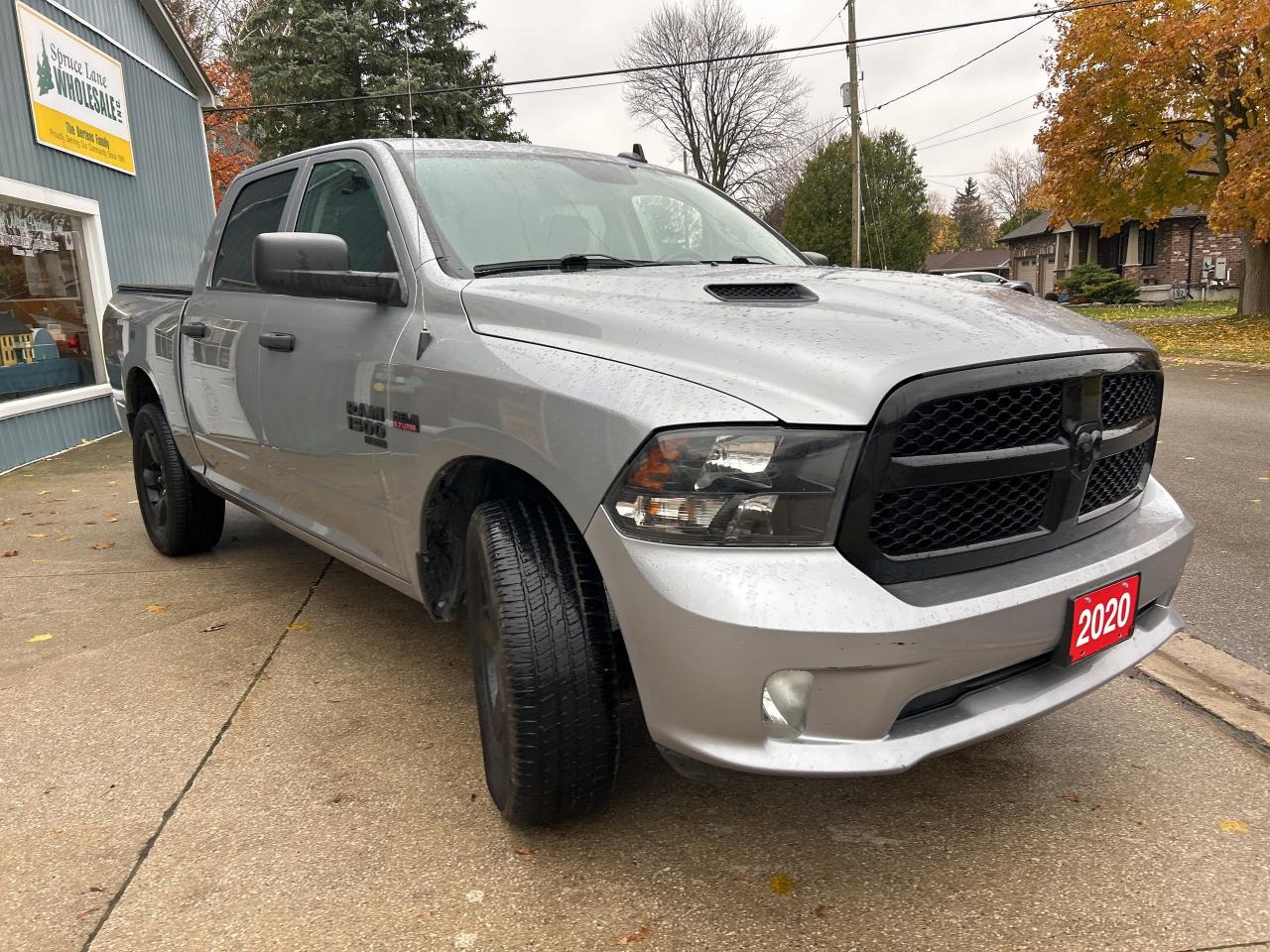 2020 RAM 1500 Classic Express Night Edition  Crew  V8 Photo4