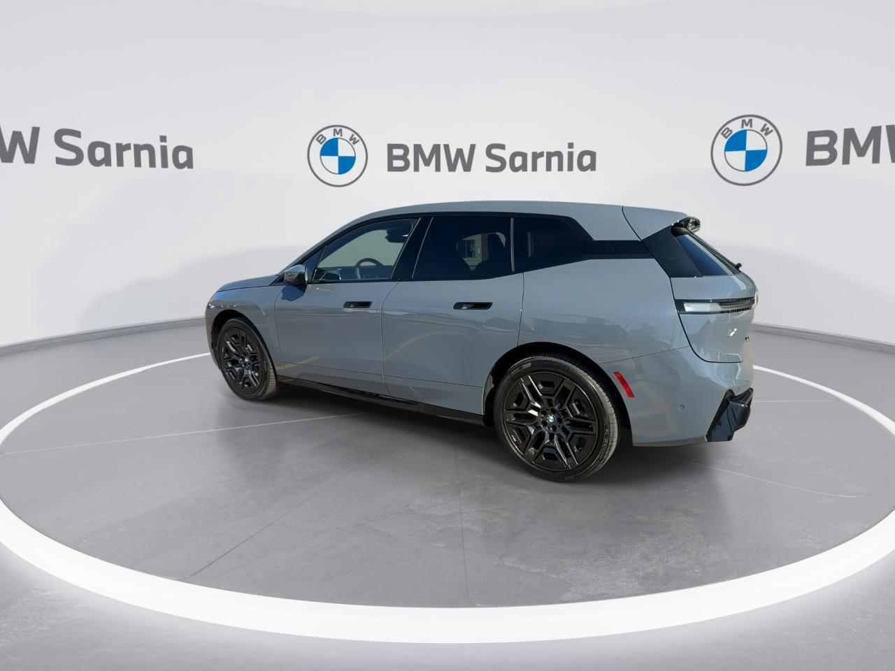 2026 BMW iX xDrive60 Photo4