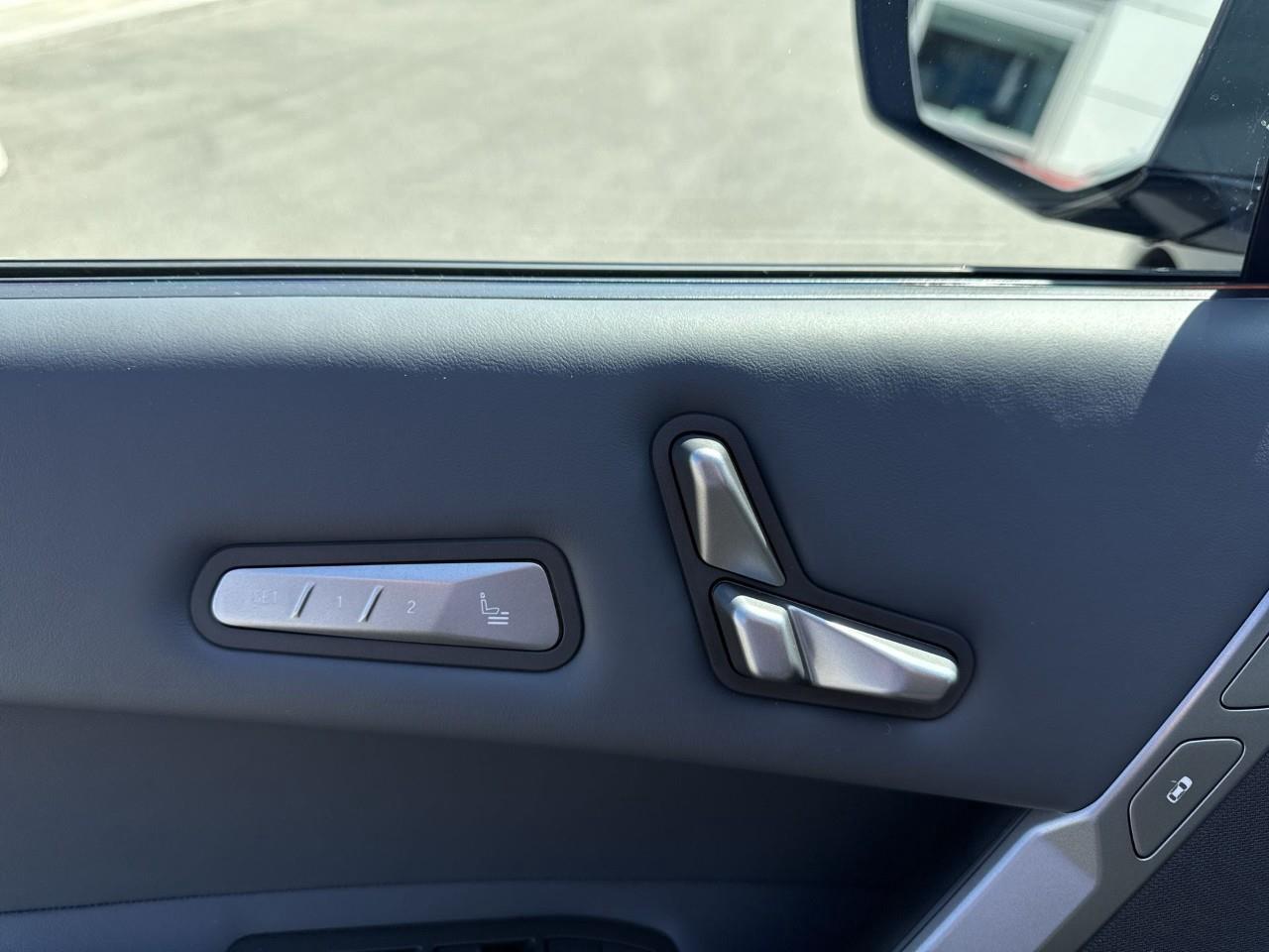 2026 BMW iX xDrive60 Photo