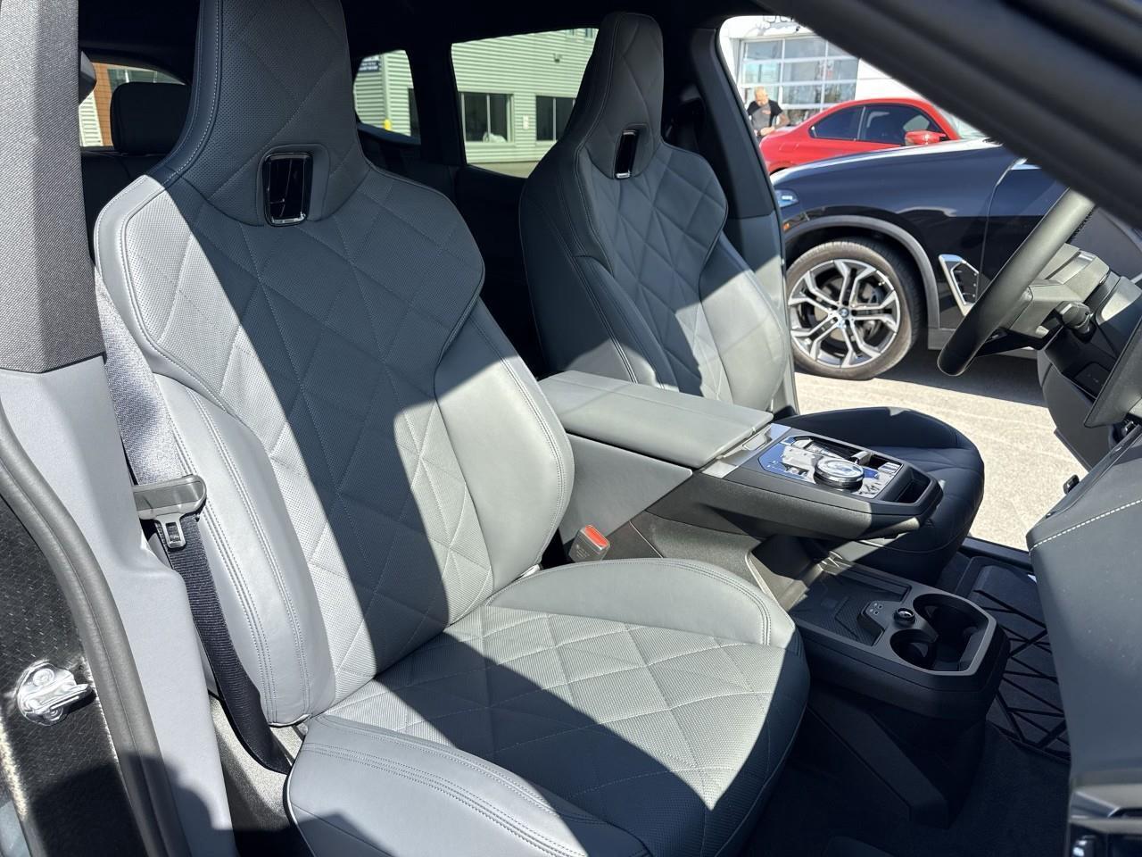 2026 BMW iX xDrive60 Photo