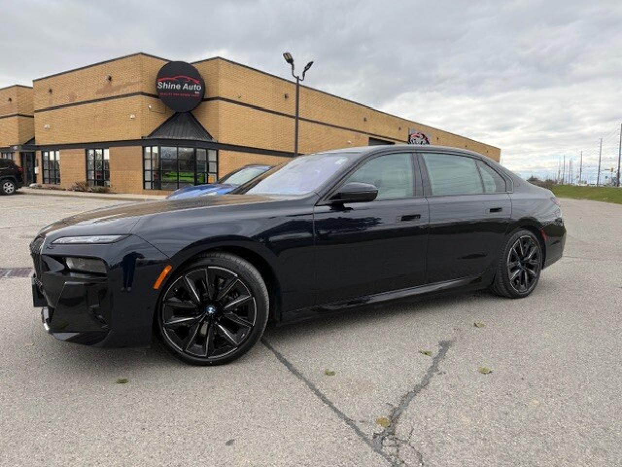 2023 BMW i7 xDrive60 REAR ENTERTAINMENT CASHMERE INT Photo0