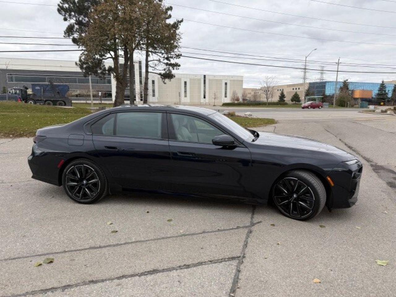 2023 BMW i7 xDrive60 REAR ENTERTAINMENT CASHMERE INT Photo