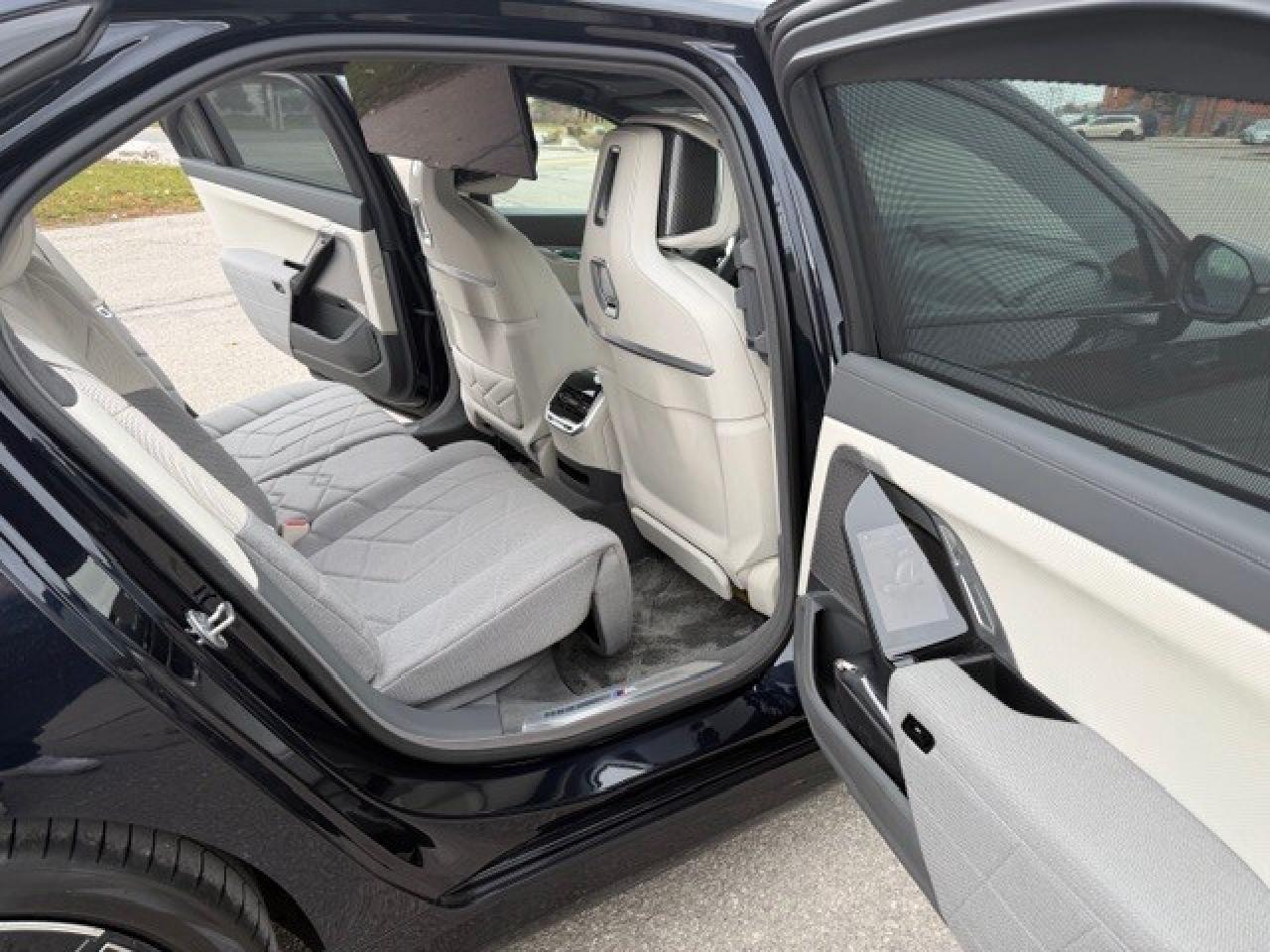 2023 BMW i7 xDrive60 REAR ENTERTAINMENT CASHMERE INT Photo