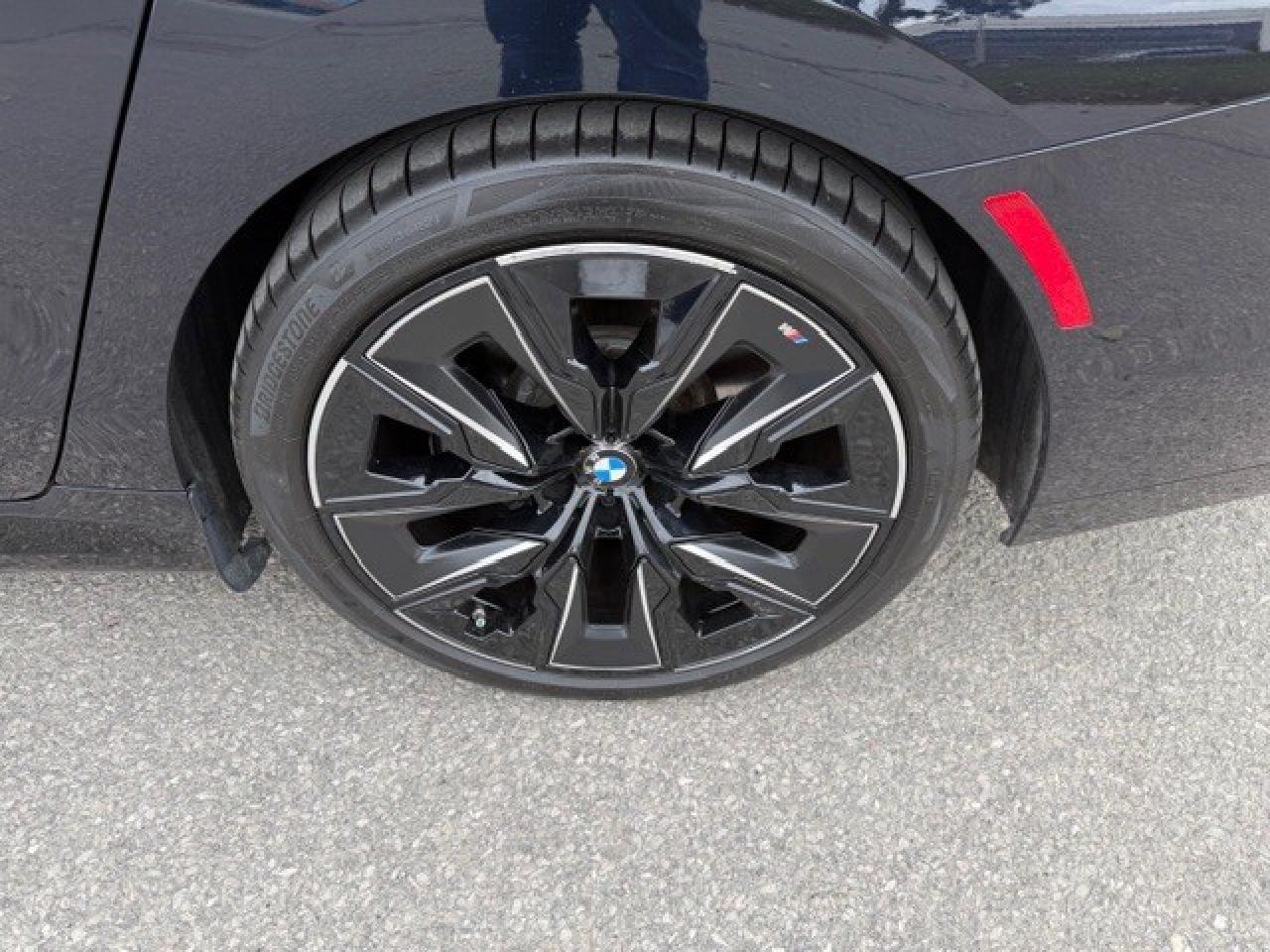 2023 BMW i7 xDrive60 REAR ENTERTAINMENT CASHMERE INT Photo