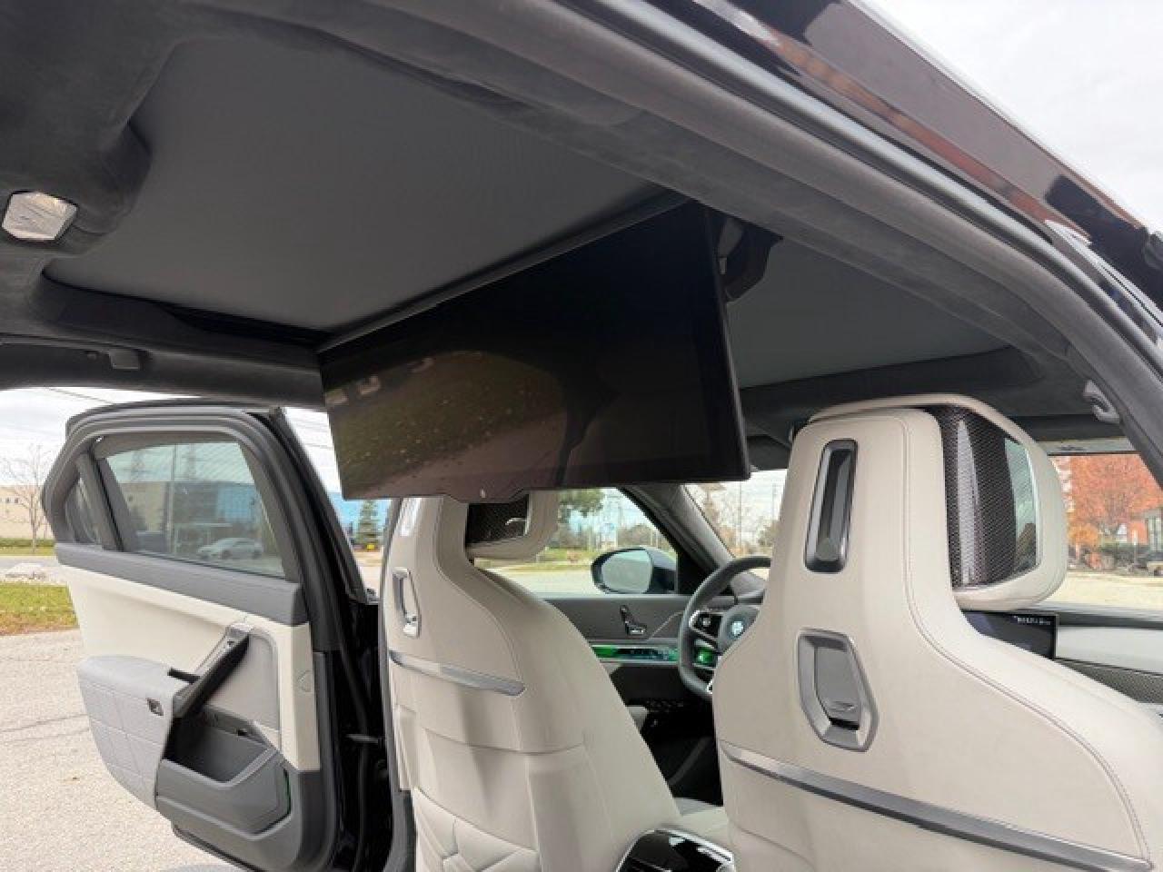 2023 BMW i7 xDrive60 REAR ENTERTAINMENT CASHMERE INT Photo