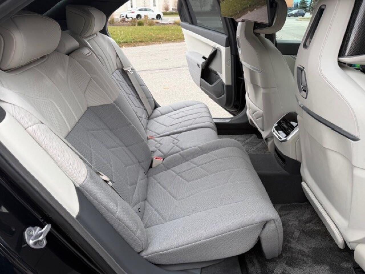 2023 BMW i7 xDrive60 REAR ENTERTAINMENT CASHMERE INT Photo