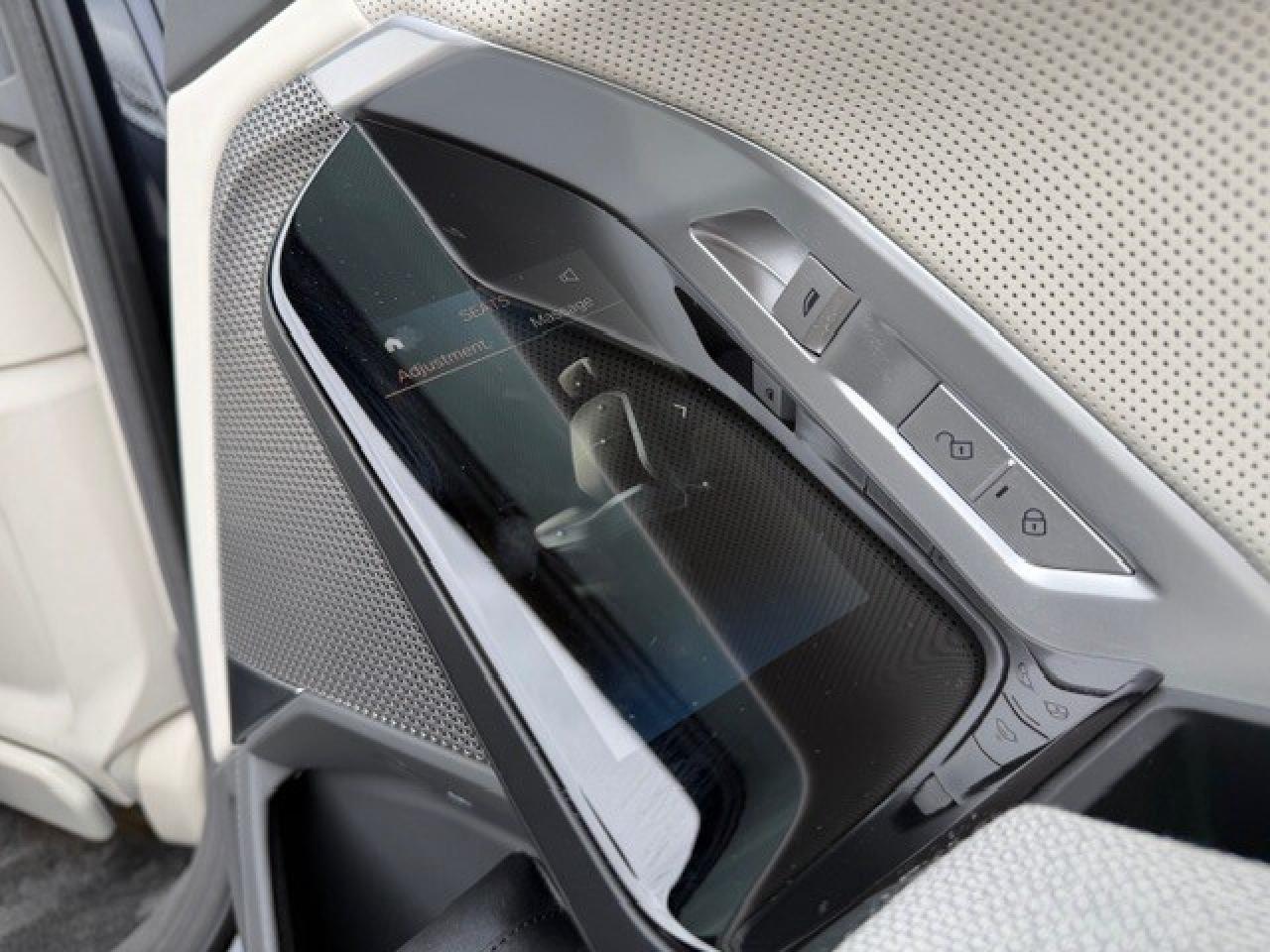 2023 BMW i7 xDrive60 REAR ENTERTAINMENT CASHMERE INT Photo