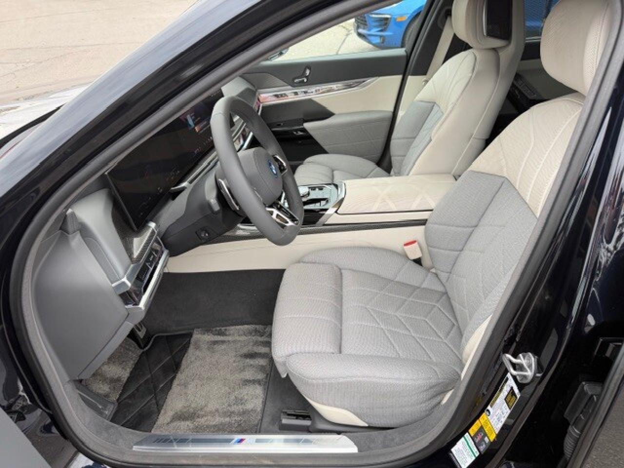 2023 BMW i7 xDrive60 REAR ENTERTAINMENT CASHMERE INT Photo