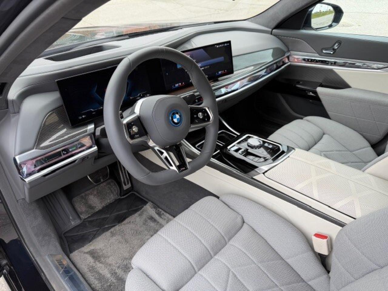 2023 BMW i7 xDrive60 REAR ENTERTAINMENT CASHMERE INT Photo