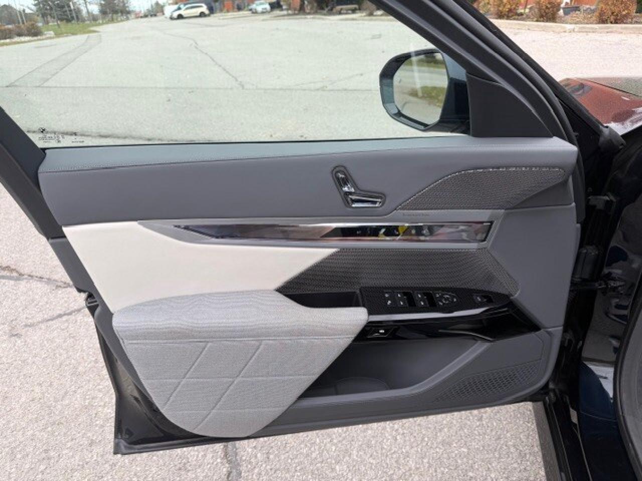 2023 BMW i7 xDrive60 REAR ENTERTAINMENT CASHMERE INT Photo