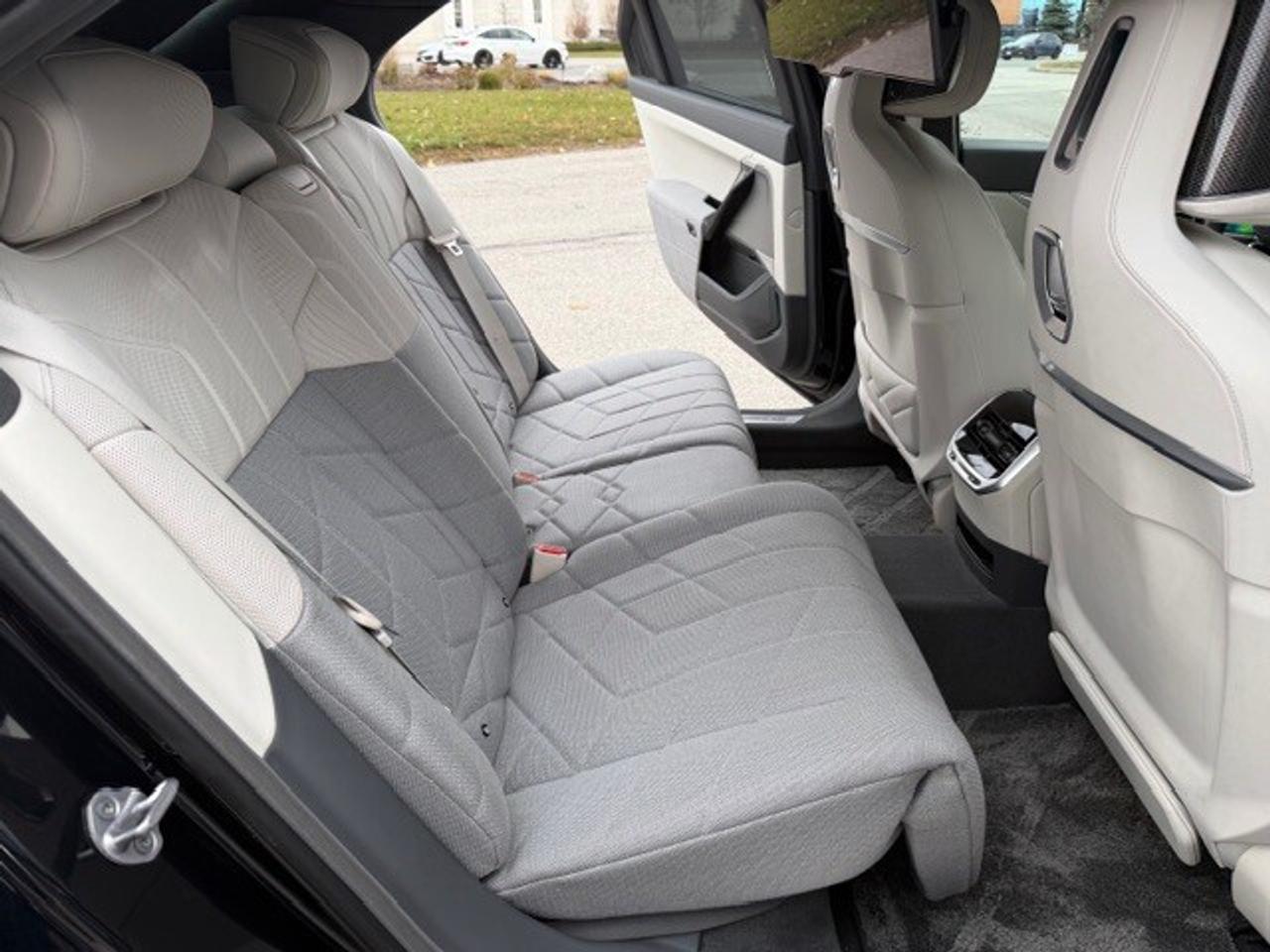 2023 BMW i7 xDrive60 REAR ENTERTAINMENT MASSAGE SEATS Photo