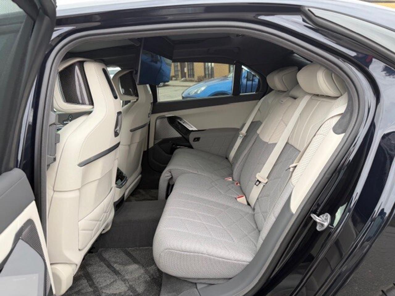 2023 BMW i7 xDrive60 REAR ENTERTAINMENT MASSAGE SEATS Photo