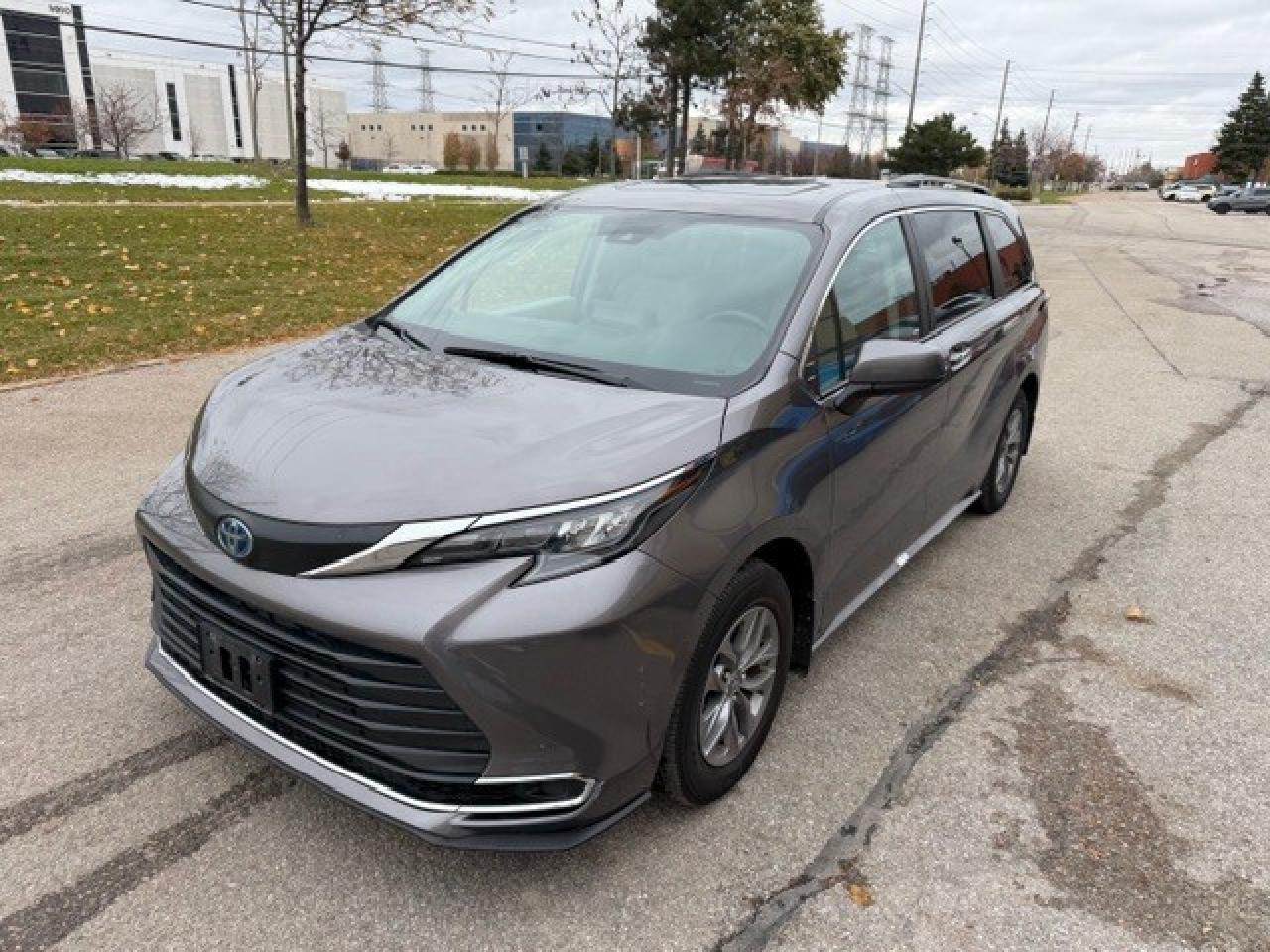 2024 Toyota Sienna XLE 8-Passenger FWD LEATHER 1 OWNER HYBRID Photo