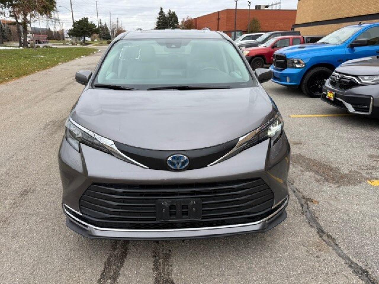 2024 Toyota Sienna XLE 8-Passenger FWD LEATHER 1 OWNER HYBRID Photo2