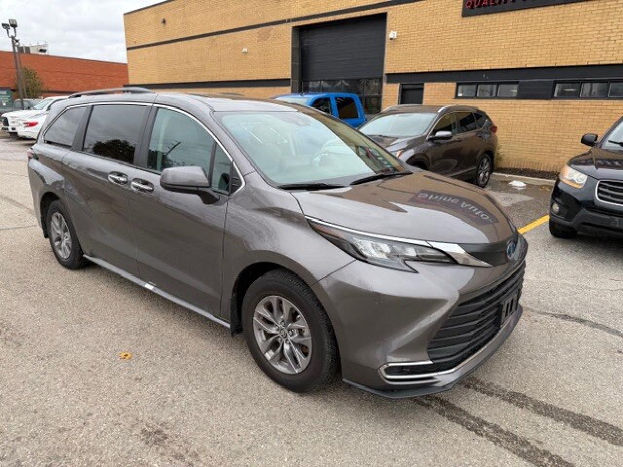 2024 Toyota Sienna XLE 8-Passenger FWD LEATHER 1 OWNER HYBRID Photo