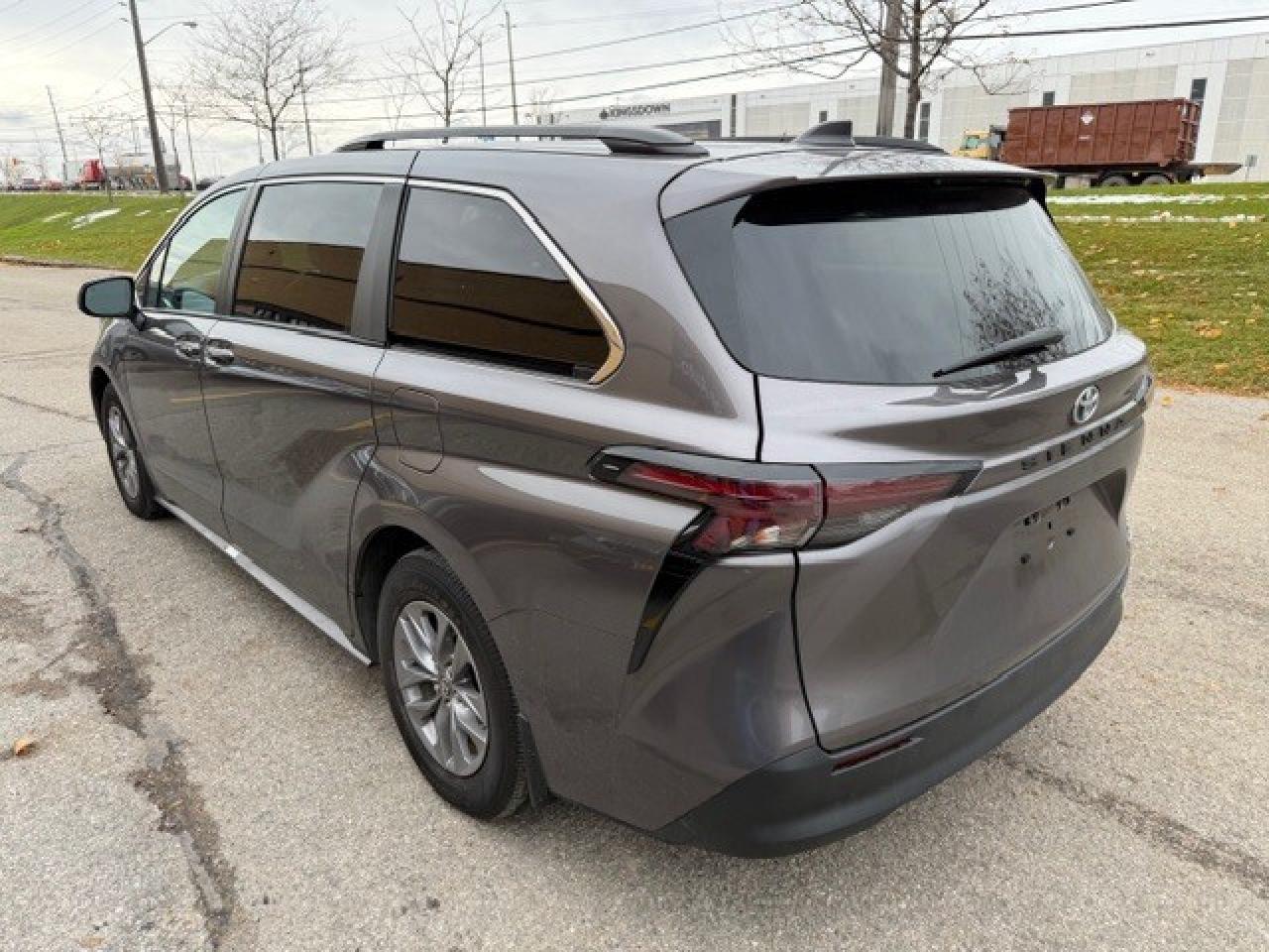 2024 Toyota Sienna XLE 8-Passenger FWD LEATHER 1 OWNER HYBRID Photo4