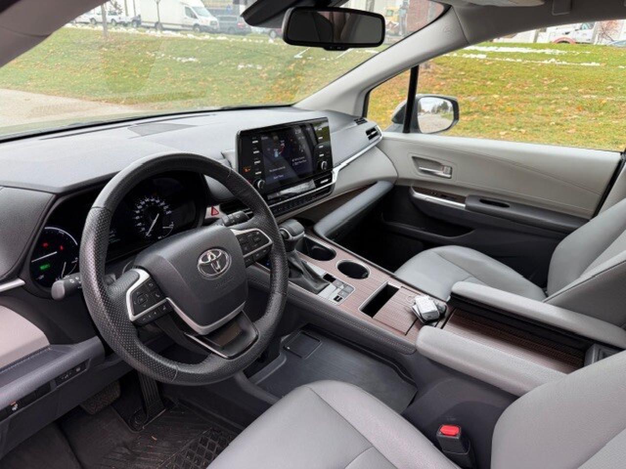 2024 Toyota Sienna XLE 8-Passenger FWD LEATHER 1 OWNER HYBRID Photo