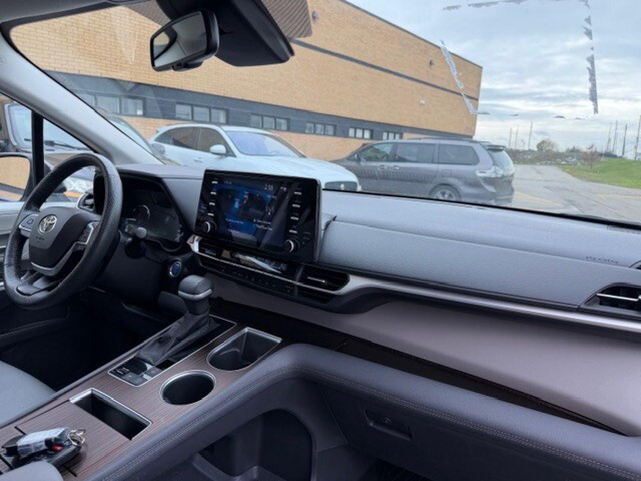 2024 Toyota Sienna XLE 8-Passenger FWD LEATHER 1 OWNER HYBRID Photo