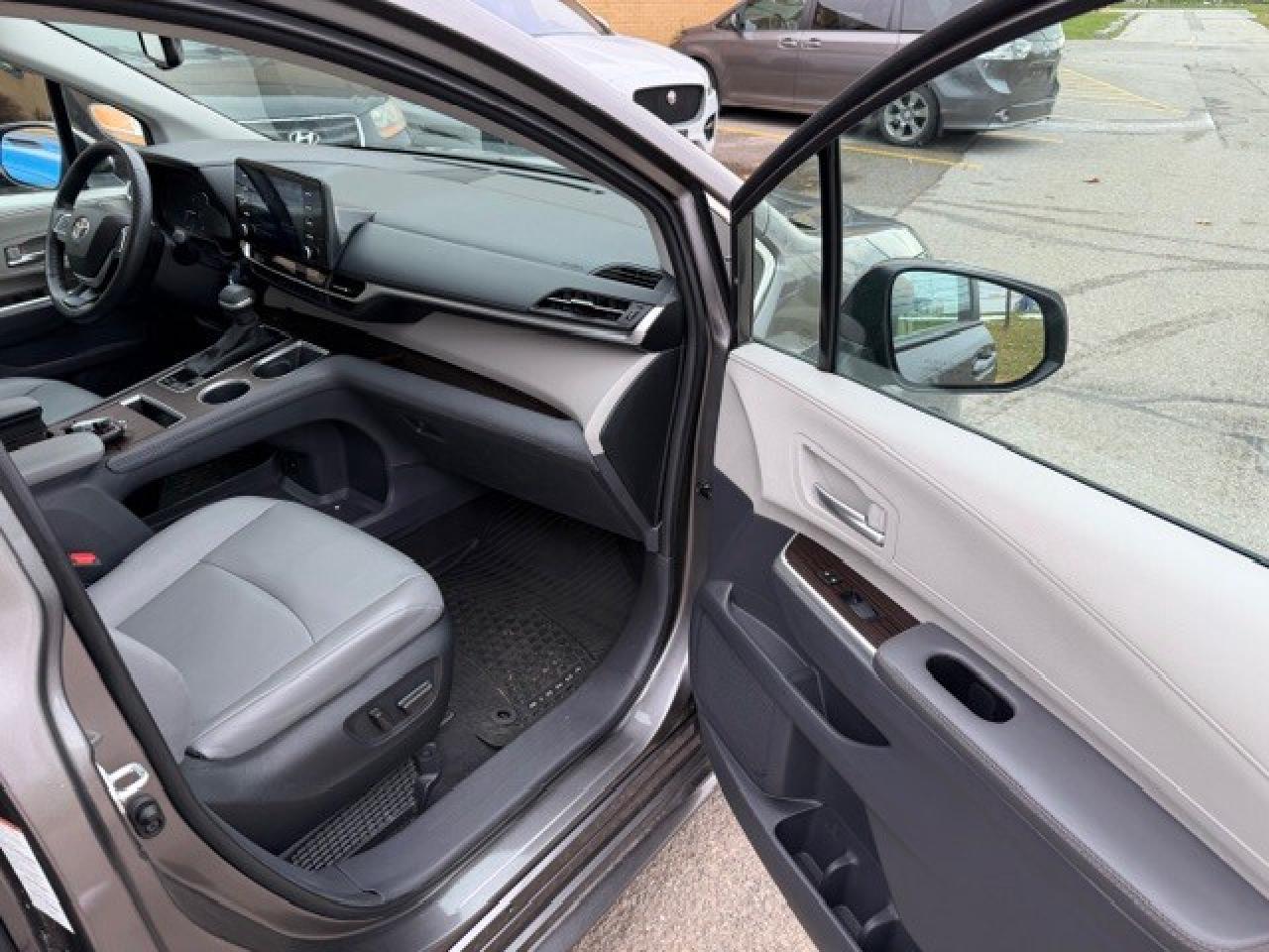 2024 Toyota Sienna XLE 8-Passenger FWD LEATHER 1 OWNER HYBRID Photo