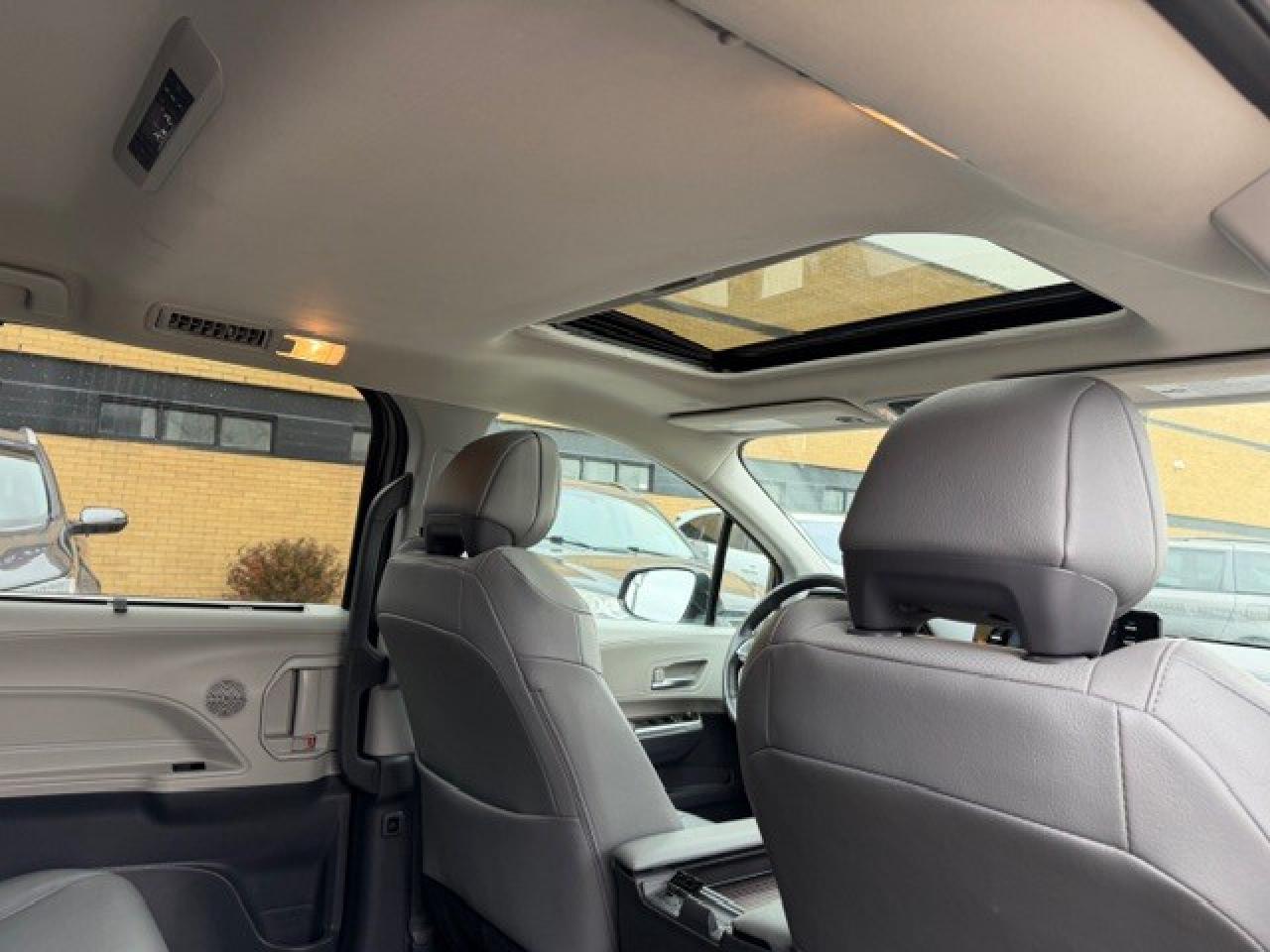 2024 Toyota Sienna XLE 8-Passenger FWD LEATHER 1 OWNER HYBRID Photo