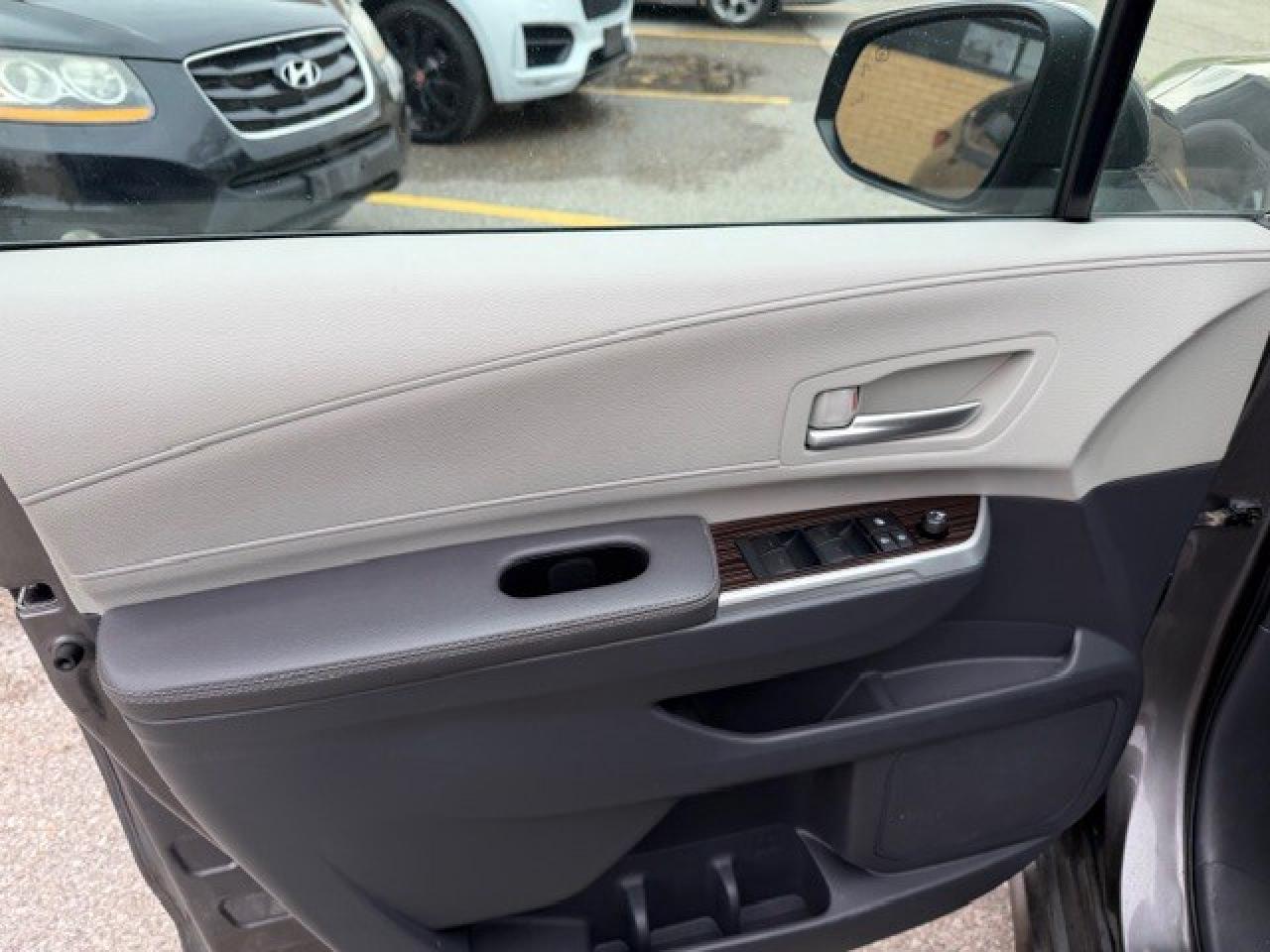 2024 Toyota Sienna XLE 8-Passenger FWD LEATHER 1 OWNER HYBRID Photo