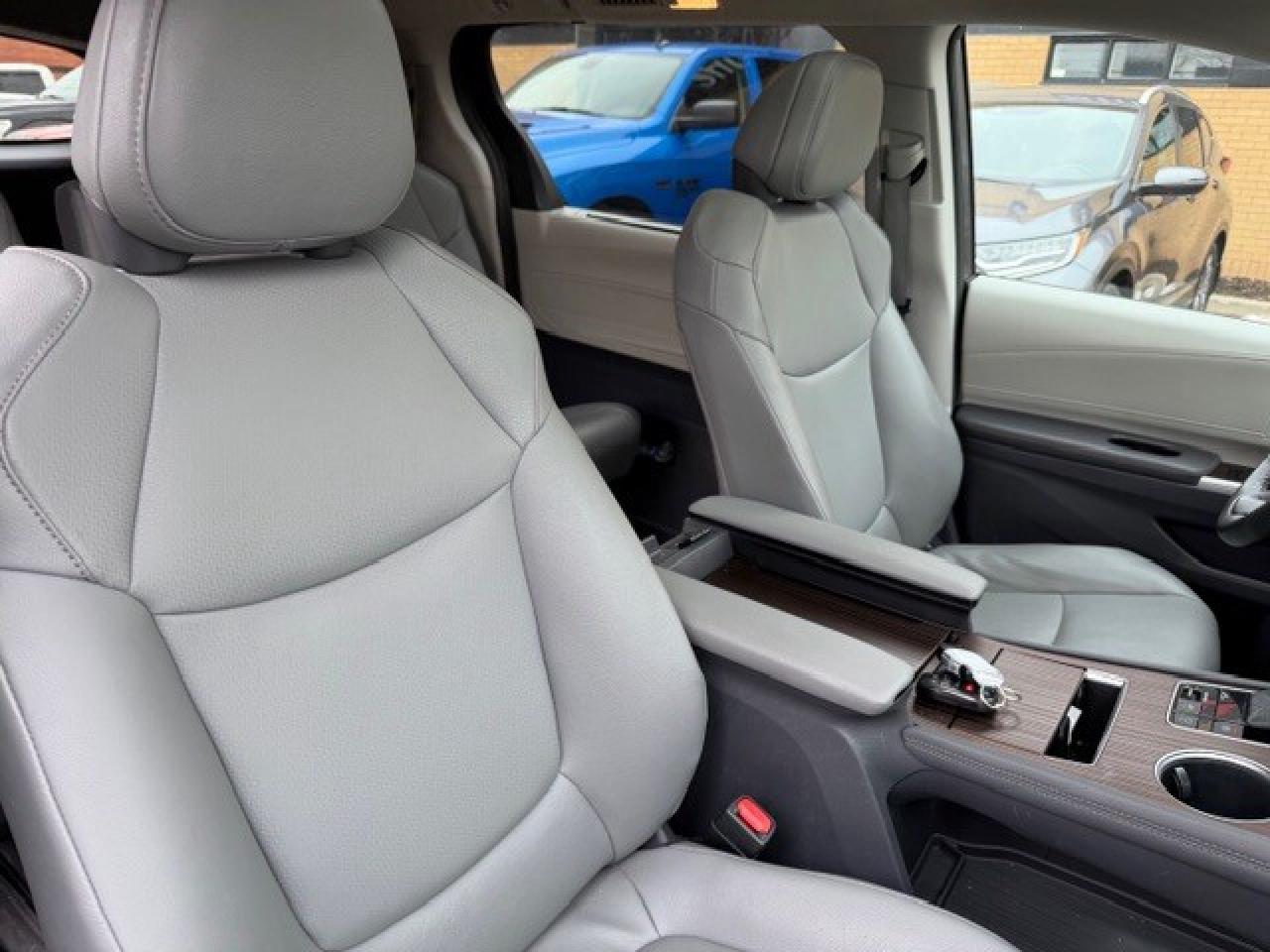 2024 Toyota Sienna XLE 8-Passenger FWD LEATHER 1 OWNER HYBRID Photo