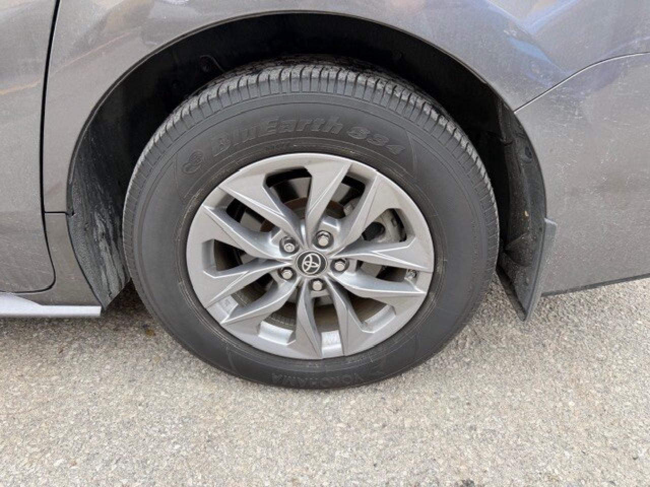 2024 Toyota Sienna XLE 8-Passenger FWD LEATHER 1 OWNER HYBRID Photo