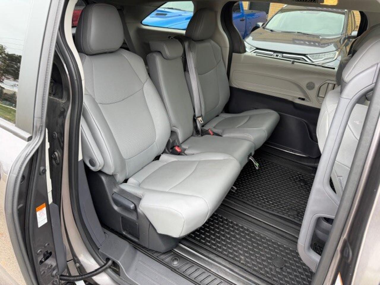 2024 Toyota Sienna XLE 8-Passenger FWD LEATHER 1 OWNER HYBRID Photo