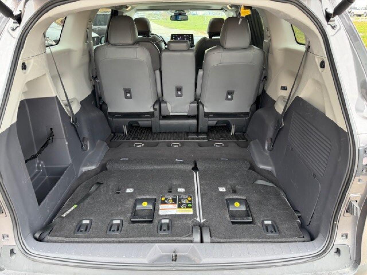 2024 Toyota Sienna XLE 8-Passenger FWD LEATHER 1 OWNER HYBRID Photo