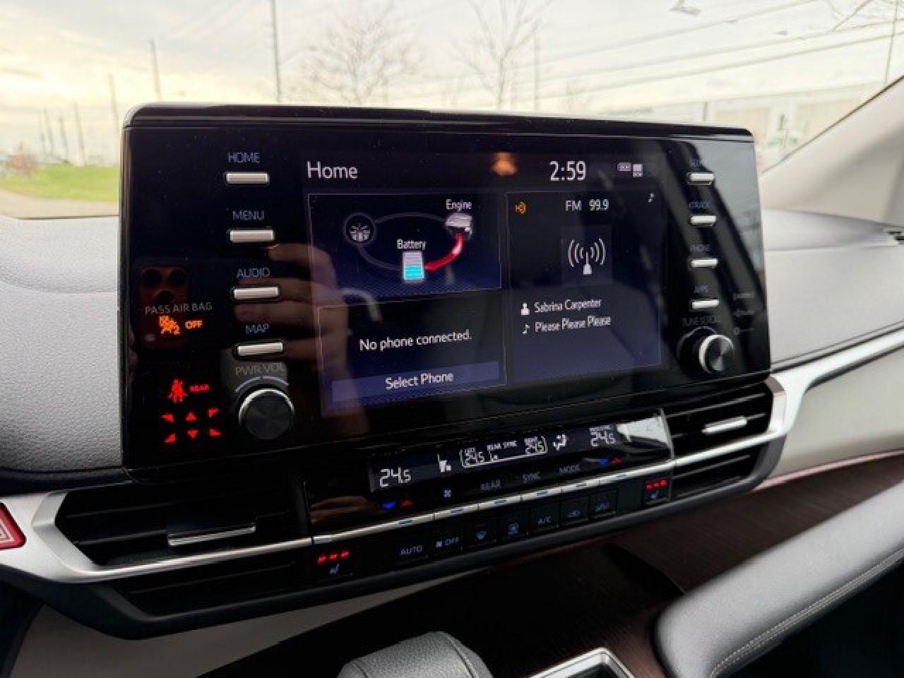 2024 Toyota Sienna XLE 8-Passenger FWD LEATHER 1 OWNER HYBRID Photo