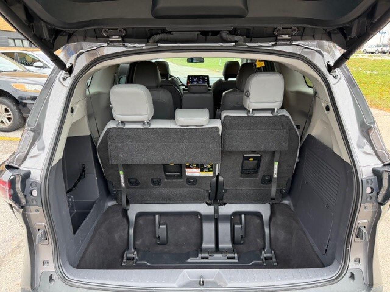 2024 Toyota Sienna XLE 8-Passenger FWD LEATHER 1 OWNER HYBRID Photo