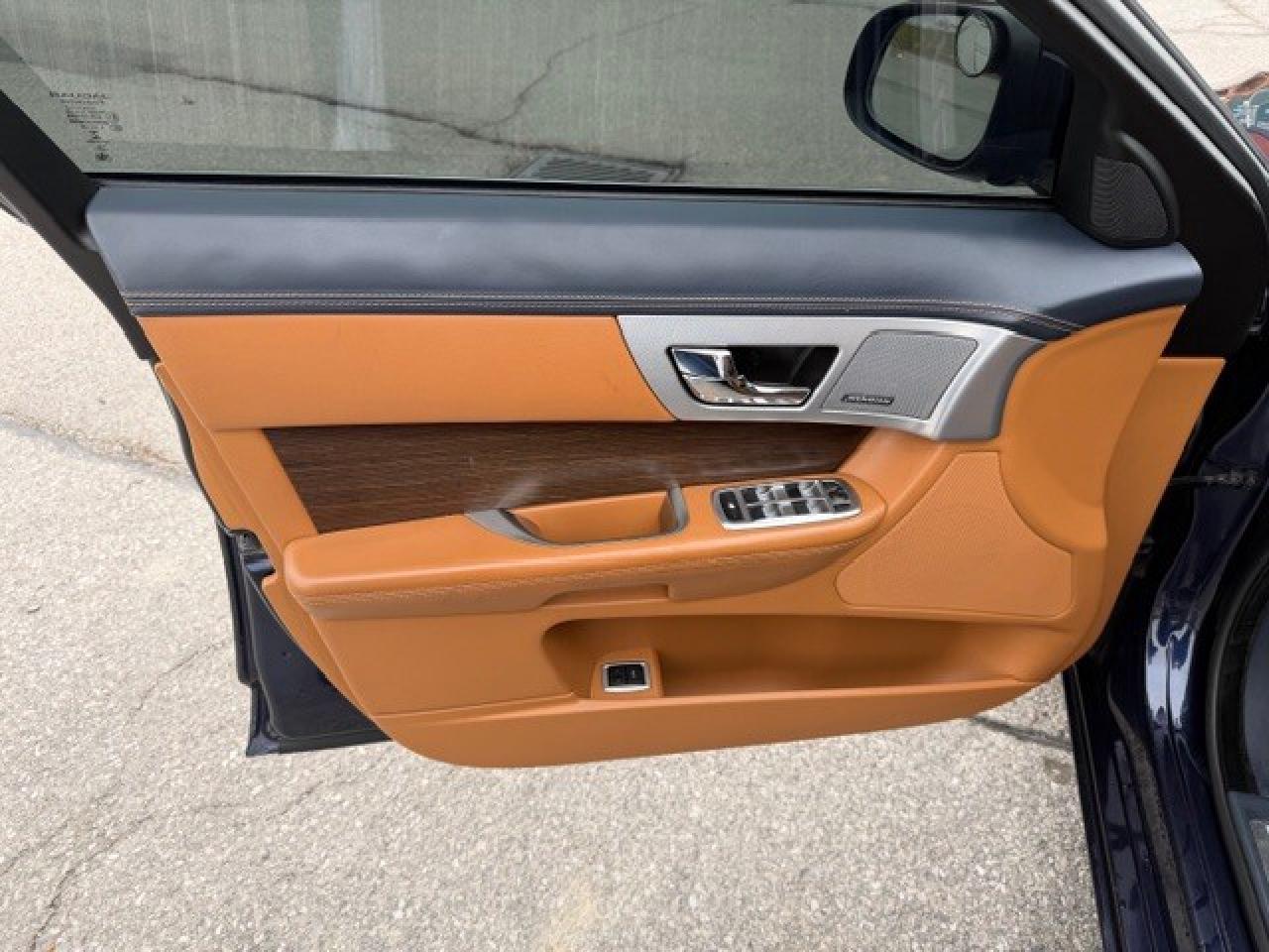 2014 Jaguar XF V6 AWD WIRELESS APPLE CARPLAY SUNROOF Photo