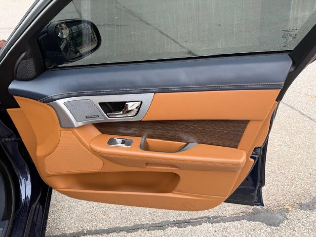 2014 Jaguar XF V6 AWD WIRELESS APPLE CARPLAY SUNROOF Photo