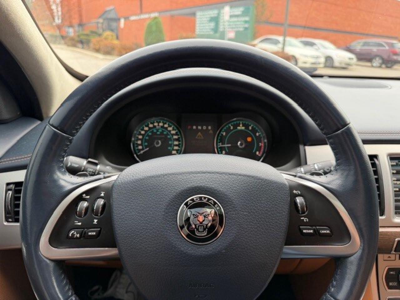 2014 Jaguar XF V6 AWD WIRELESS APPLE CARPLAY SUNROOF Photo