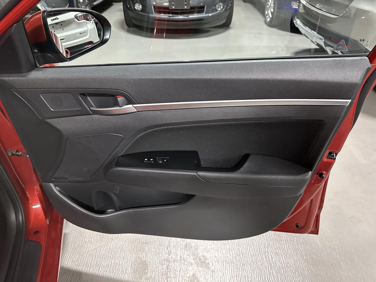 2019 Hyundai Elantra Automatic 1 Owner AppleCarplay Certified Alloys Photo