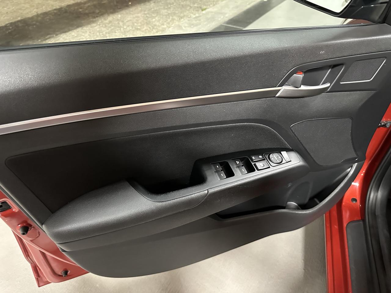 2019 Hyundai Elantra Automatic 1 Owner AppleCarplay Certified Alloys Photo