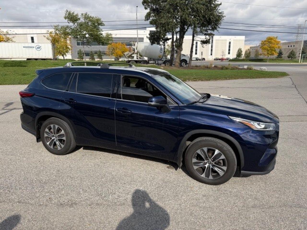 2022 Toyota Highlander XLE LEATHER SUNROOF V6 AWD CLEAN CARFAX Photo