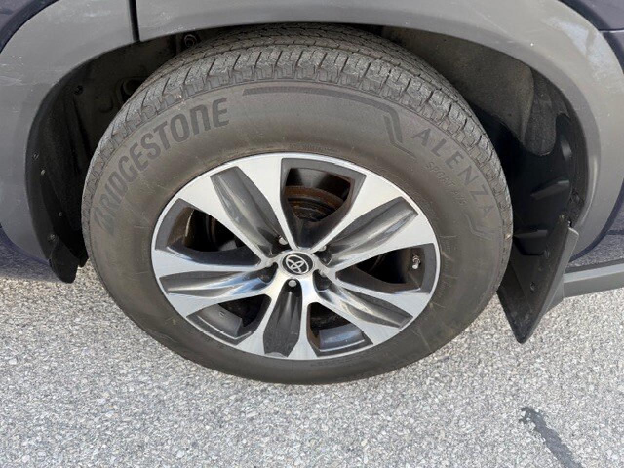 2022 Toyota Highlander XLE LEATHER SUNROOF V6 AWD CLEAN CARFAX Photo