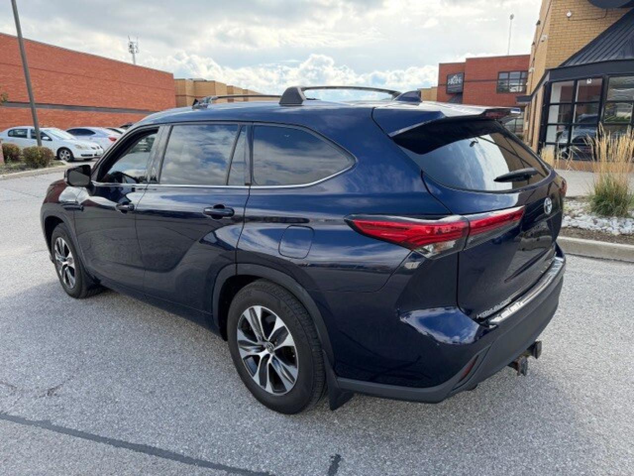 2022 Toyota Highlander XLE LEATHER SUNROOF V6 AWD CLEAN CARFAX Photo