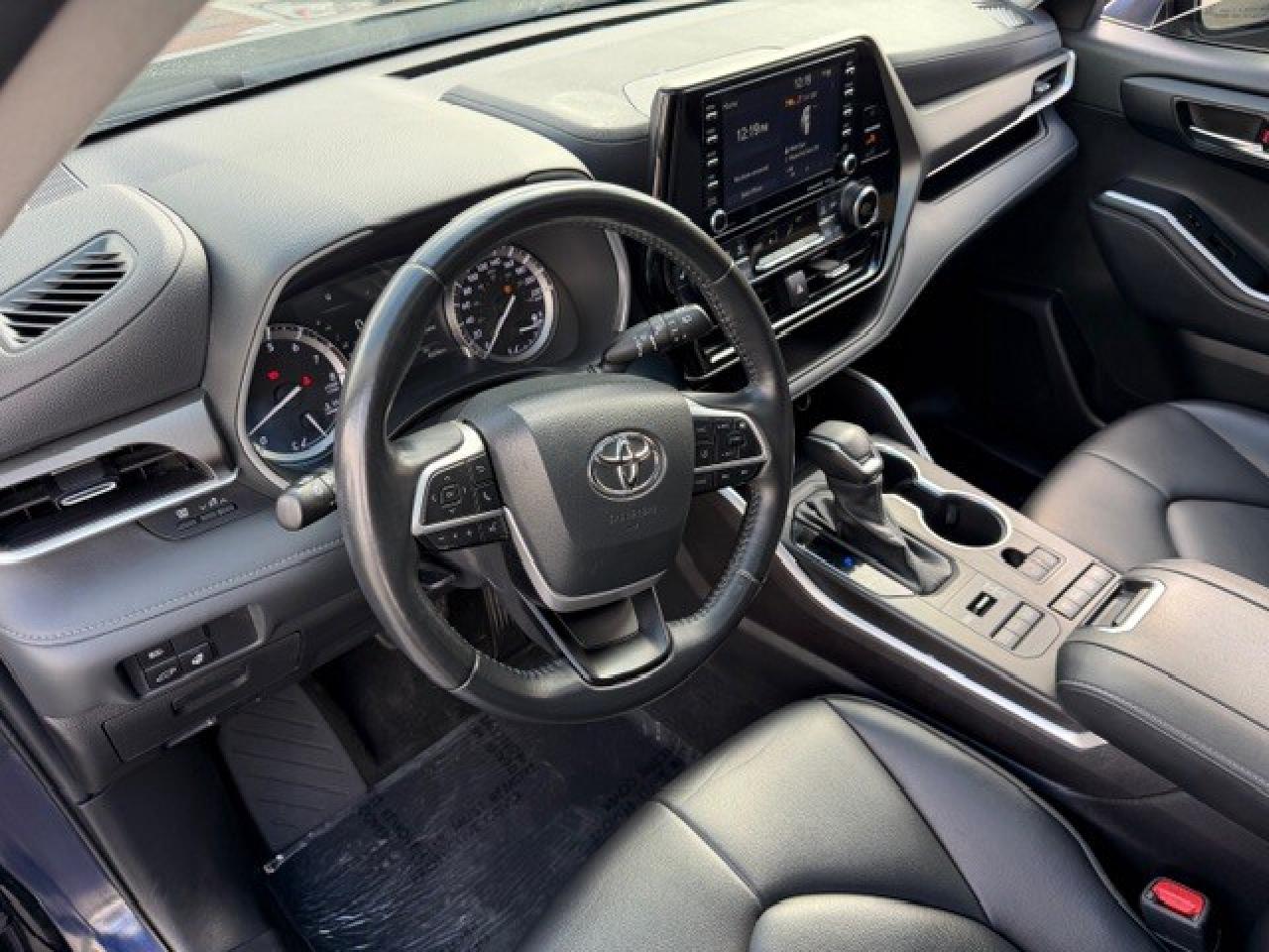 2022 Toyota Highlander XLE LEATHER SUNROOF V6 AWD CLEAN CARFAX Photo